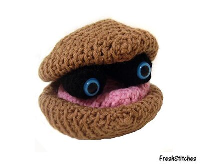 Amigurumi Stuart the Clam Puppet