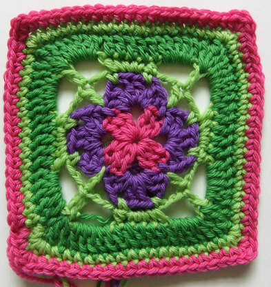 100 Bright and Colourful Granny Squares to Mix and Match