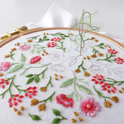 Tamar Christmas Flowers Embroidery Kit - 4in