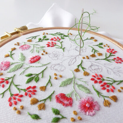 Tamar Christmas Flowers Printed Embroidery Kit - 4in