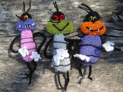 Knitted Oggy and the cockroaches