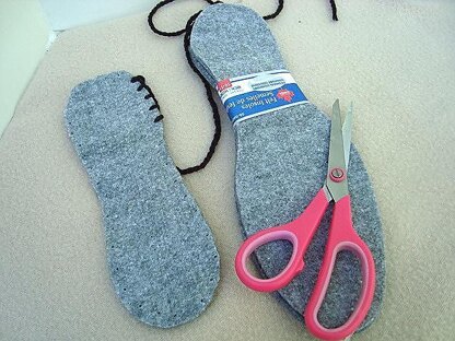 706 CROCHET SLIPPERS ON FELT INSOLES