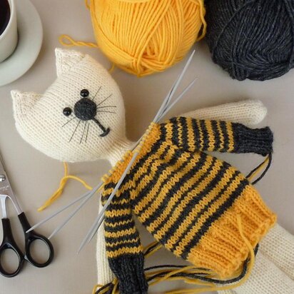 Knitty Kitty  Cat in Sweater