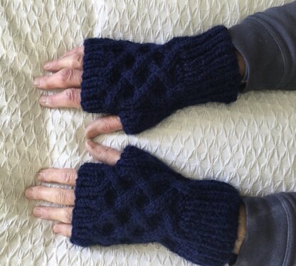 Men’s hand warmers with Celtic cable panel