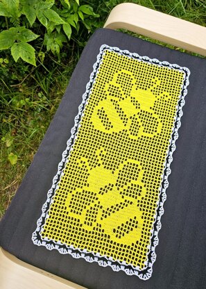 Bee Table Runner