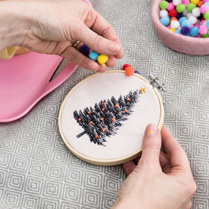 Cotton Clara Christmas Tree Embroidery Kit - Oatmeal - 4in