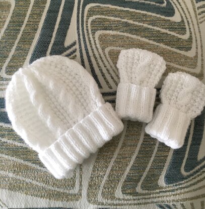 New baby hat and mitts