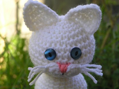 White kitty amigurumi