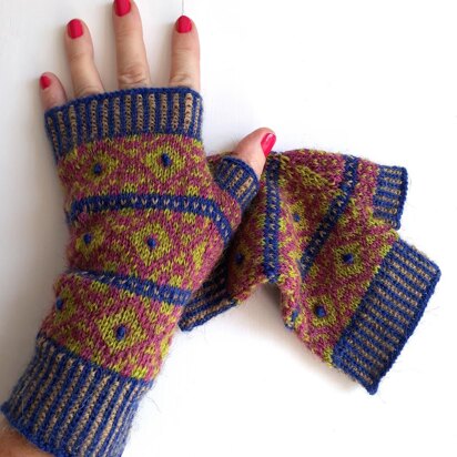 Studded Mitts - knitting pattern