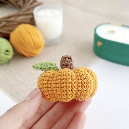 Crochet pumpkin keyring Amigurumi pattern Halloween ornament Car mirror hanger Bag keychain charm