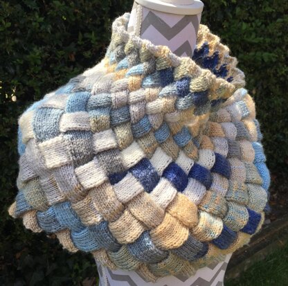 Entrelac shaped cowl