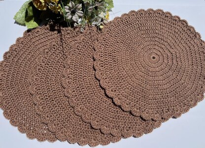 Scallop Edged Placemat