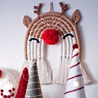 Macrame Christmas reindeer rainbow