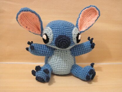 Stitch read a book - Lilo And Stitch - Tapestry