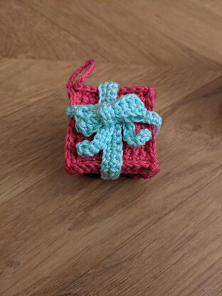 Christmas present crochet ornament pattern