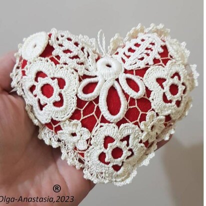 Pillow for needles heart with Irish lace