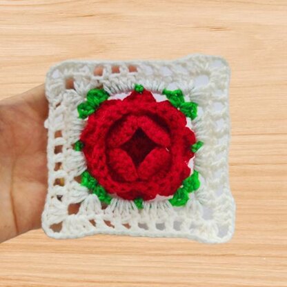 Crochet square motif with flower pattern