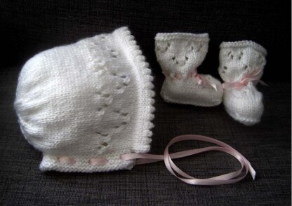 Baby Butterfly Bonnet & Booties Set (4-ply)