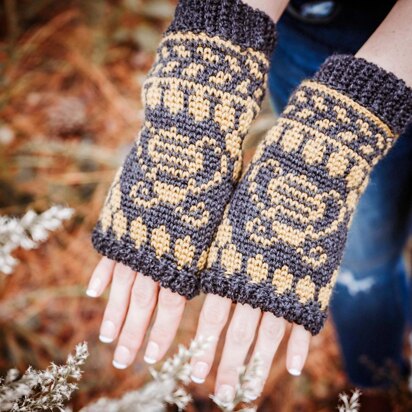 Bee Fingerless Mittens