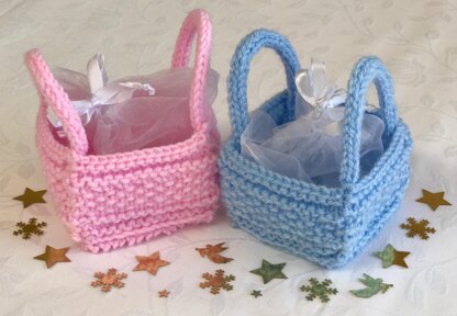 'Bitsy' Basket for favours, sweets, toys. In Patons Fab DK