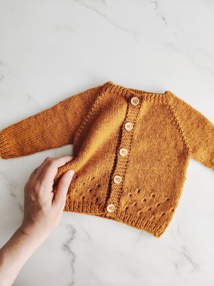 Baby cardigan DK knitting pattern - Angus baby raglan cardigan