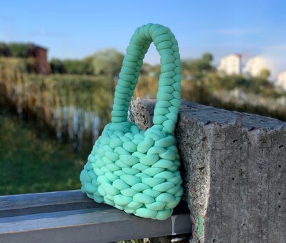 Bag with chunky yarn