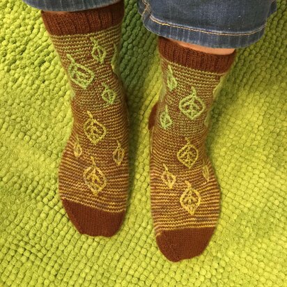 Leaves my Feet Toasty Socks - knitting pattern