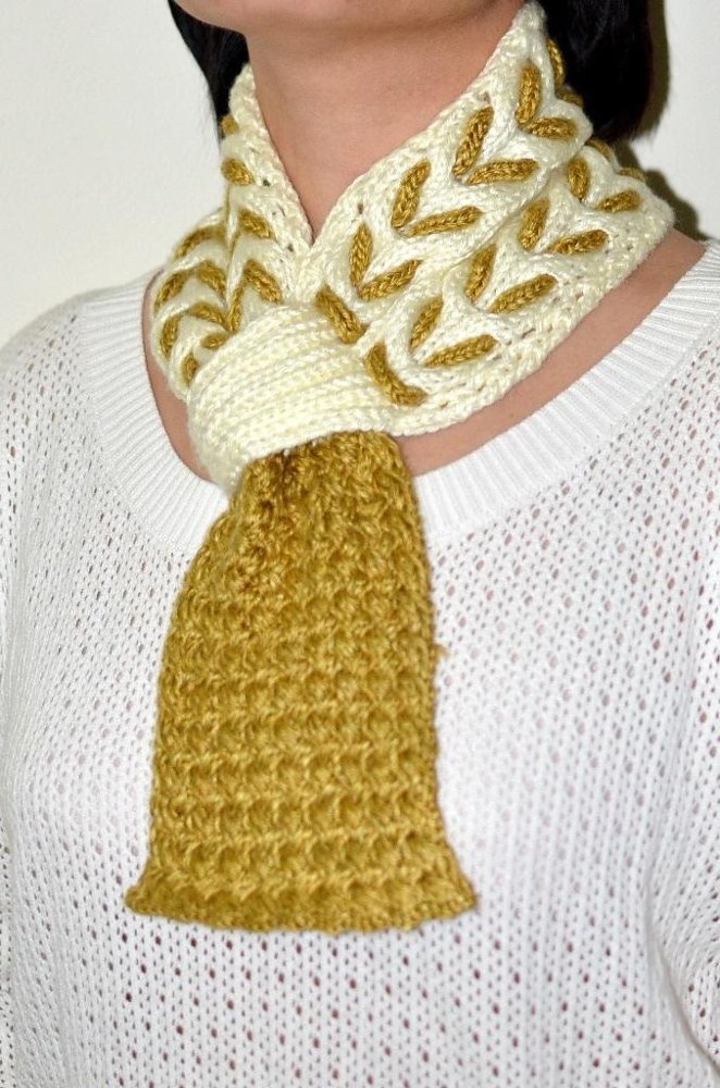 Вязание шарф петля. Оригинальные вязаные шарфы. Оригинальный шарф спицами. Шарф с петлей. Вязаные небольшие шарфики.