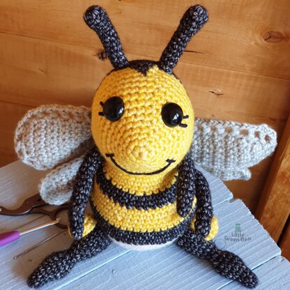 Becky the Bumblebee - US Terminology - Amigurumi