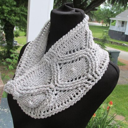 Cabled Diamonds Cowl
