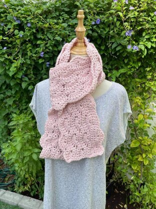 Wavy shells scarf