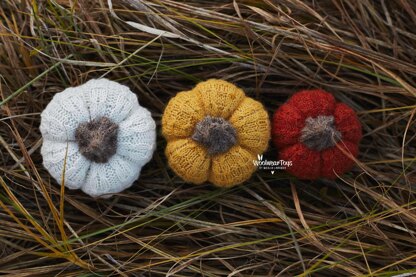 Knitted autumn pumpkins pattern in 3 sizes.