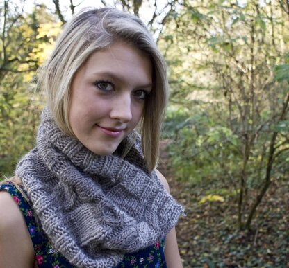 Cabled snood