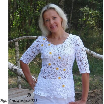 White lace blouse with daisies