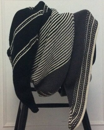 Drachenfels monochrome shawl