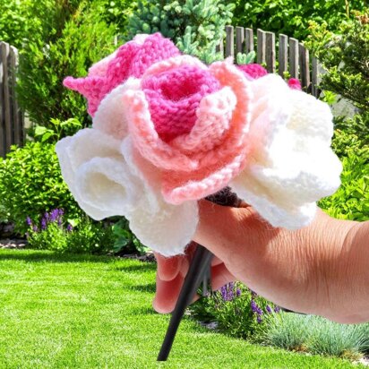 Rose knitted flower
