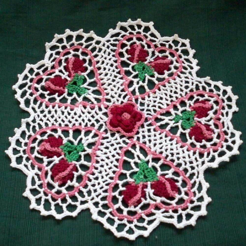 LoisLeigh’s Rose Budding Hearts Doily, image size:1000x1000