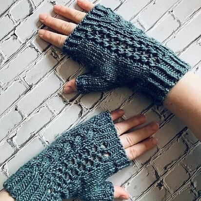 Twists and turns mitts