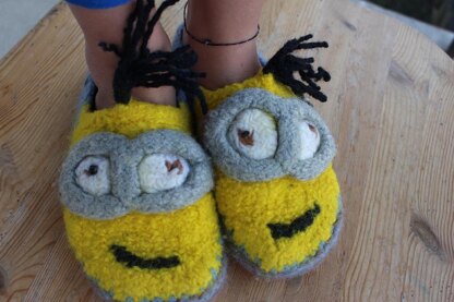 Free crochet discount minion slipper pattern