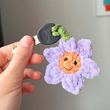 Crochet flower plush keychain pattern, easy begginner friendly tutorial