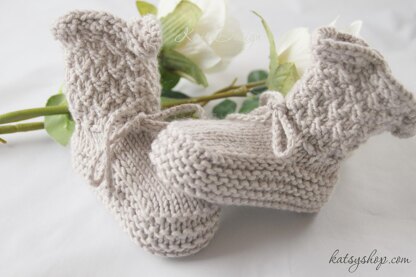 Baby booties with edge