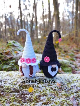 Gnome bride and groom