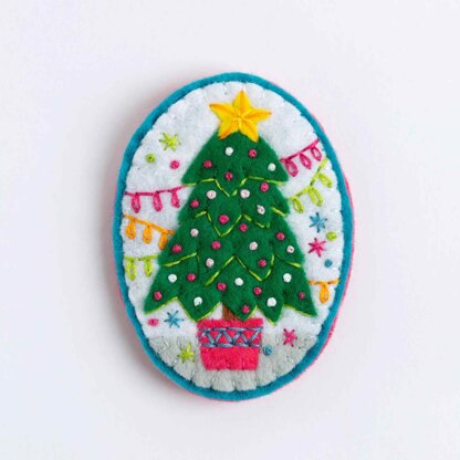 Hawthorn Handmade Merry Christmas Felt Craft Brooch Kit - 8cm 