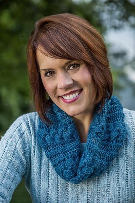 Reversible Cabled Cowl in Two Sizes #701