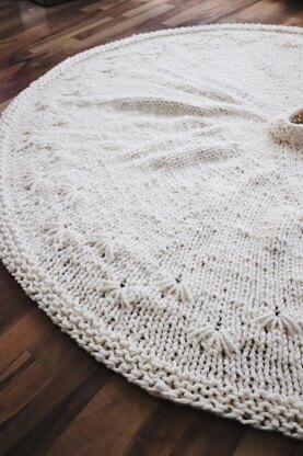 Snowbell Tree Skirt