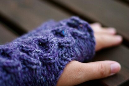 Honeycomb Cable Fingerless Gloves