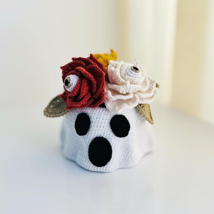 Amigurumi ghost, crochet vase with flowers, Ghost Pot