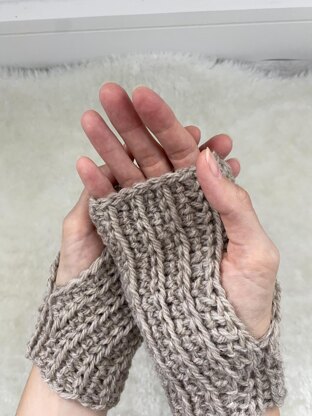 Sandy Fingerless Mittens