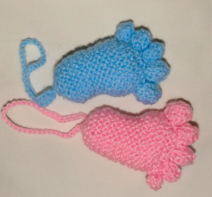 Lovely baby feet knitting pattern