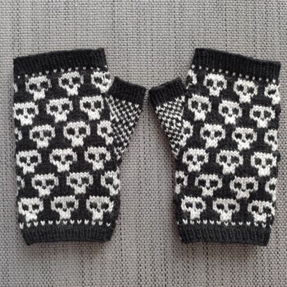 Spooky Halloween Skull Mitts - knitting pattern